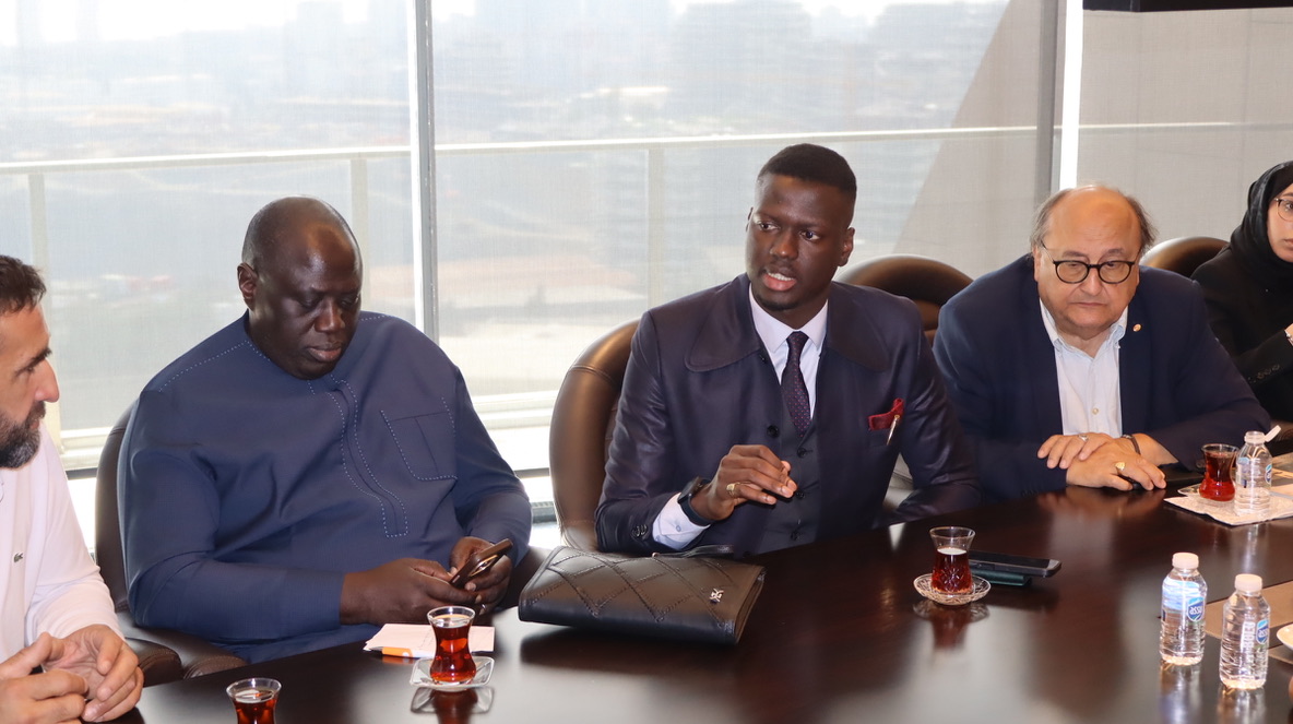 Amath Abdoul Aziz Mbaye prenant la parole lors d’une réunion avec des partenaires sénégalais et turcs